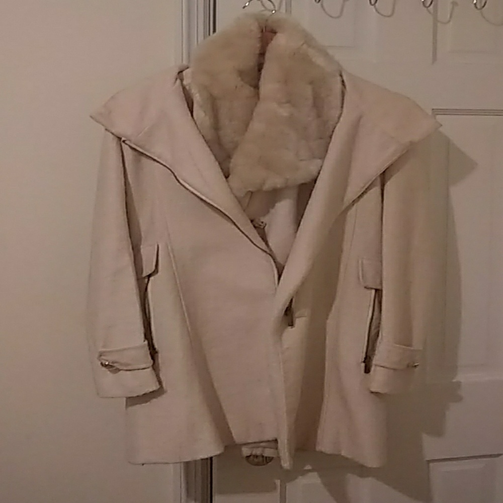 Jacket with detachable vest with faux fur.